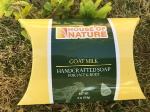 Goat milk is perhaps one of nature's best beauty secret. This natural wonder has a pH level similar to our skin and it is gentle enough to be used on the driest and most sensitive skin type. It contains over 50 nutrients - including alpha-hydroxyl acids that naturally softens and rejuvenate, caprylic acid, proteins, minerals and high levels of vitamin A and E. te